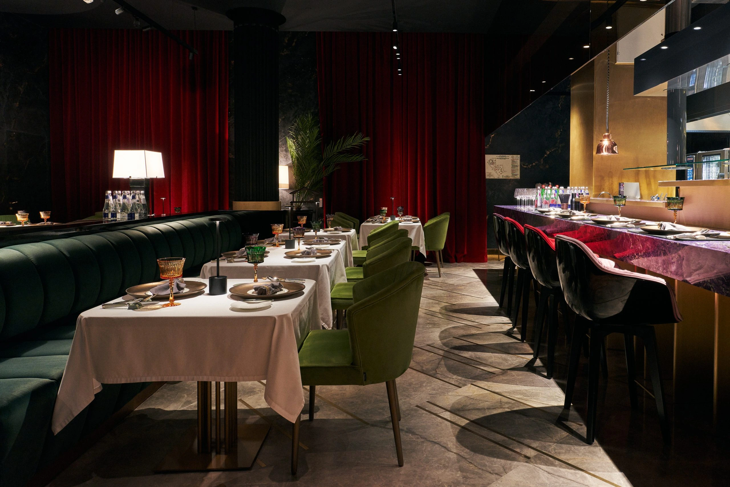 Elegáns casino étterem szalon meleg fényekkel