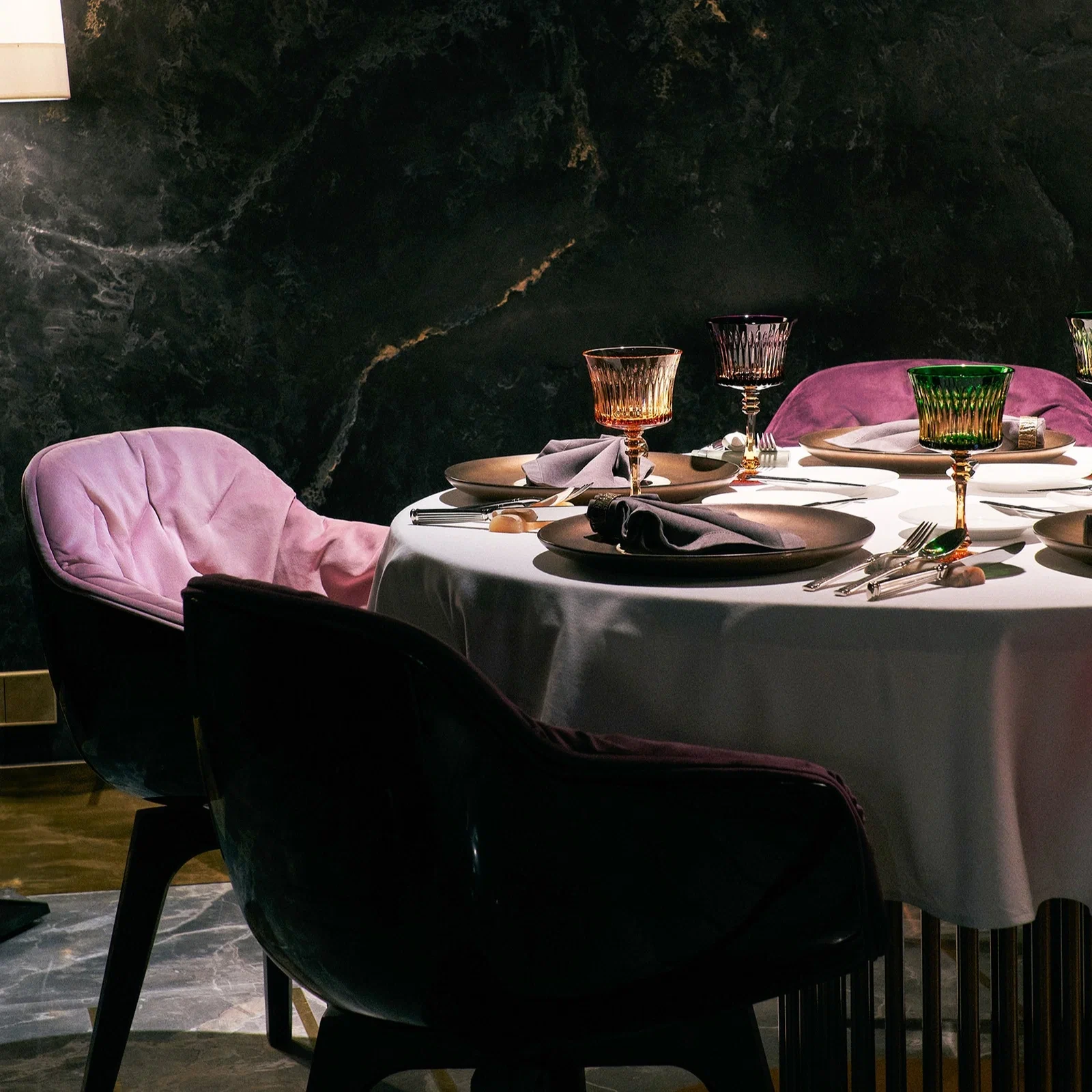 Budapesti lounge szalon bárpulttal
